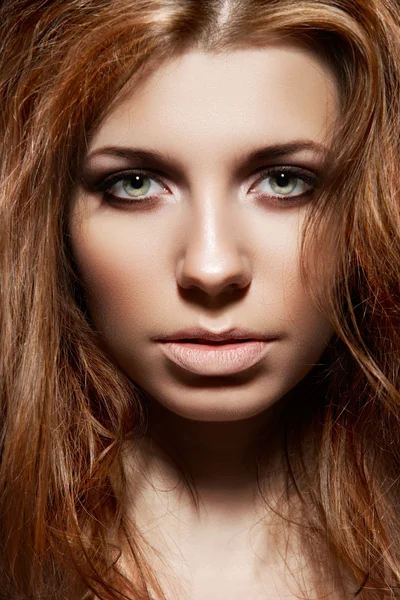 Belleza primer plano de cara de modelo de mujer. Pelo largo brillante, maquillaje de noche —  Fotos de Stock