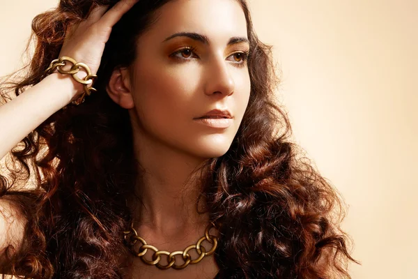 Retrato de belleza de mujer de moda de lujo con joyas de oro glamour — Foto de Stock