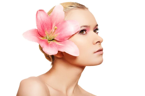 Hermoso retrato de mujer de lujo con maquillaje de moda y gran flor rosa —  Fotos de Stock