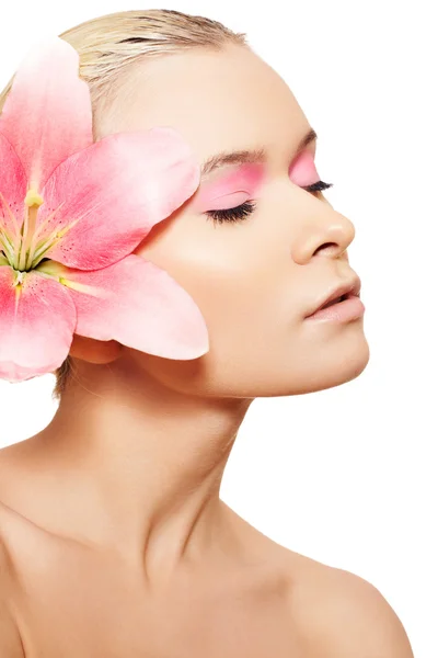 Ωραία Προσωπογραφία γυναίκας πολυτέλεια με make-up και ροζ λουλούδι της μόδας — Φωτογραφία Αρχείου