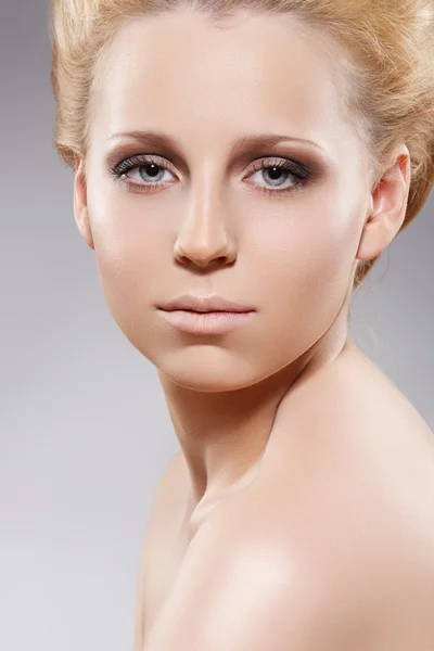 Close-up πορτρέτο της όμορφη νεαρή γυναίκα με υγιές δέρμα καθαρό — Φωτογραφία Αρχείου