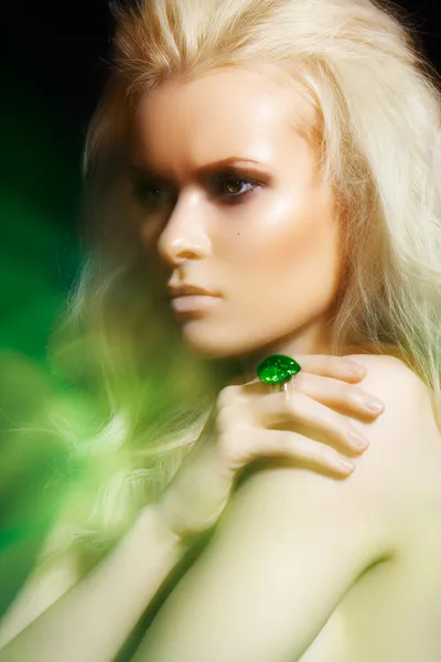 Modelo de mulher loira bonita com grande anel em névoa mágica. Estilo glamour — Fotografia de Stock