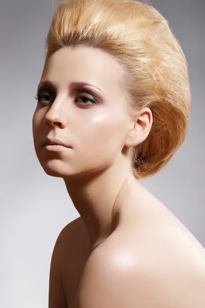 Portré varázsa fiatal gyönyörű szőke nő modell szürke háttér — Stock Fotó