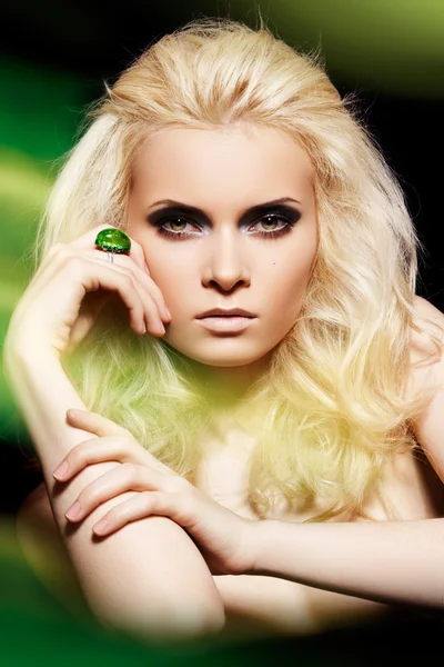 마법의 녹색 안개에 유혹 하는 큰 반지를 가진 금발 머리 여자 모델. 글 래 머 이미지 — 스톡 사진