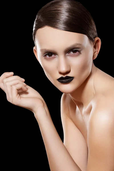 与时尚的女人模型梳的发型、 化妆 & 黑色的嘴唇 — 图库照片