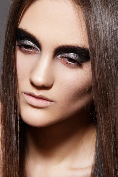 Szczelnie-do góry luksusowy model z ciemnym wieczorem brokat makijaż — Zdjęcie stockowe
