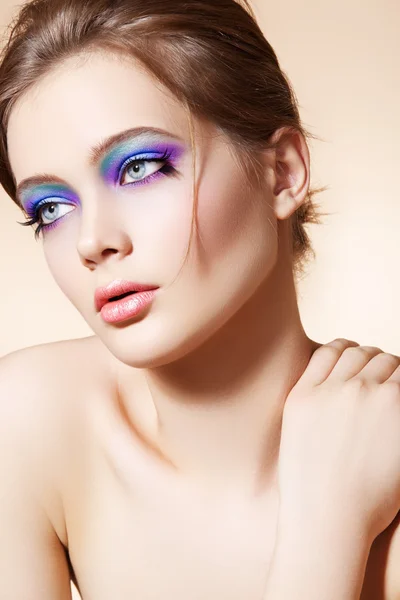 Modelo de mulher bonita com maquiagem de moda brilhante, penteado simples — Fotografia de Stock