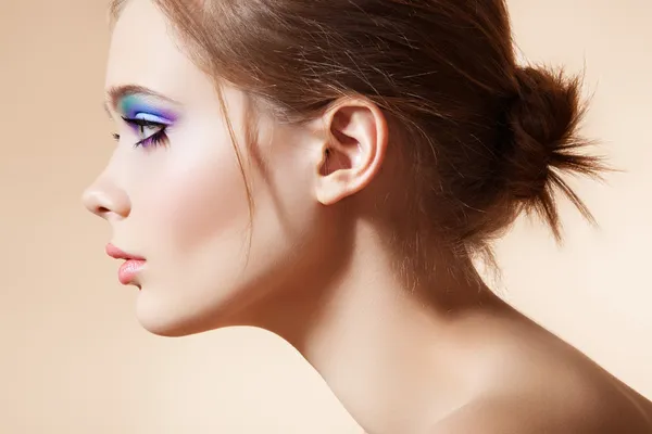 Bela visão de perfil do rosto modelo feminino com maquiagem de moda brilhante — Fotografia de Stock