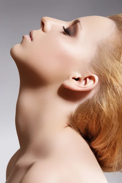 Νεαρή γυναίκα μοντέλο close-up πρόσωπο με κλειστά μάτια. έννοια της χαλάρωσης — Φωτογραφία Αρχείου