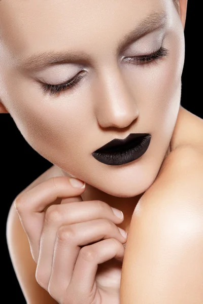 Красивая модель с черными губами макияж, идеальная кожа — стоковое фото