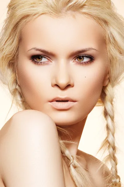 Jolie femme blonde modèle avec coiffure de mode avec des tresses — Photo