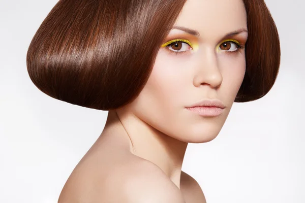Ritratto bella donna modello con moda capelli lucidi — Foto Stock