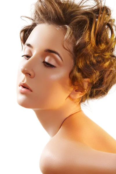 Piękna twarz kobiety moda moda kręcone fryzury i makijaż — Zdjęcie stockowe