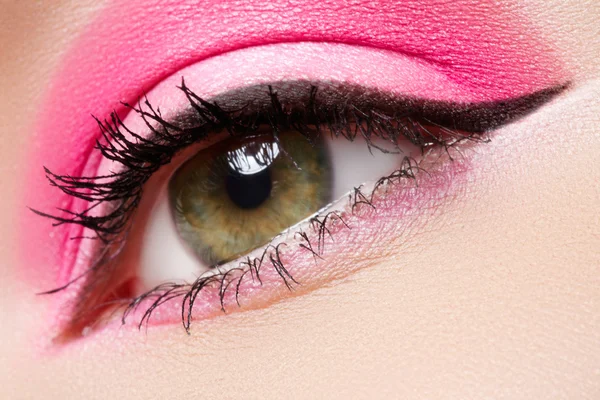 Cosméticos e cuidados de beleza. Macro close-up de belo olho feminino verde — Fotografia de Stock