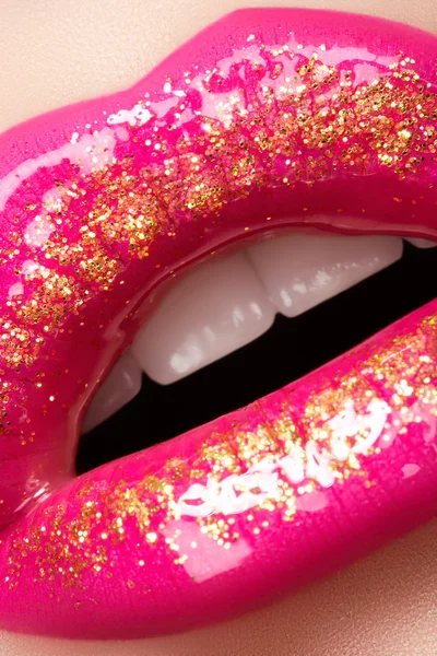 Glamour moda labios de color rosa brillante maquillaje brillante con brillo de oro —  Fotos de Stock
