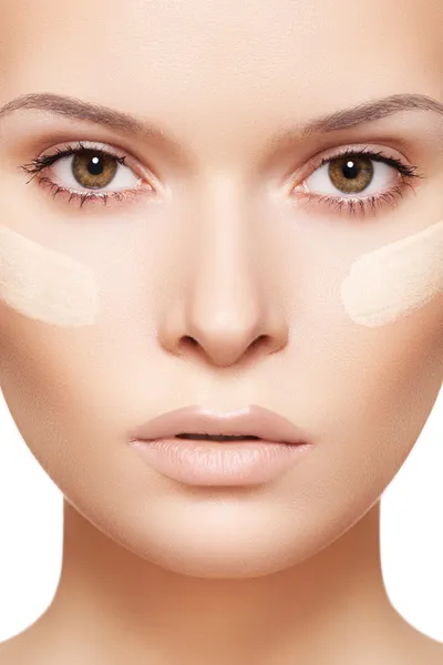 Maquilhagem e cosméticos. Retrato de close-up de bela mulher modelo rosto — Fotografia de Stock