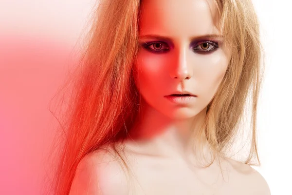 Retrato de belleza de hermosa cara de modelo femenino con ojos ahumados de moda oscura — Foto de Stock