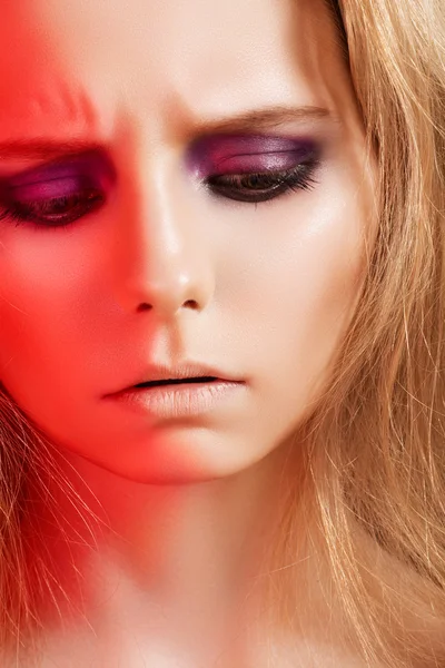 Close-up retrato da bela mulher modelo rosto com maquiagem de moda escura — Fotografia de Stock