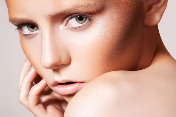 Close-up retrato de modelo de mulher bonita com bronze make-up — Fotografia de Stock
