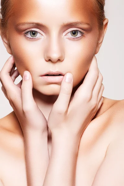 Mooie vrouw model met mode bronzer make-up met heldere glitter — Stockfoto