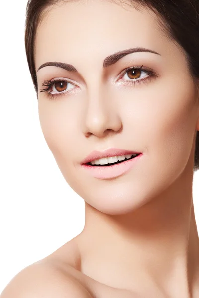 Glad kvinnlig modell ansikte med frisk ren hud. skönhet, wellness — Stockfoto