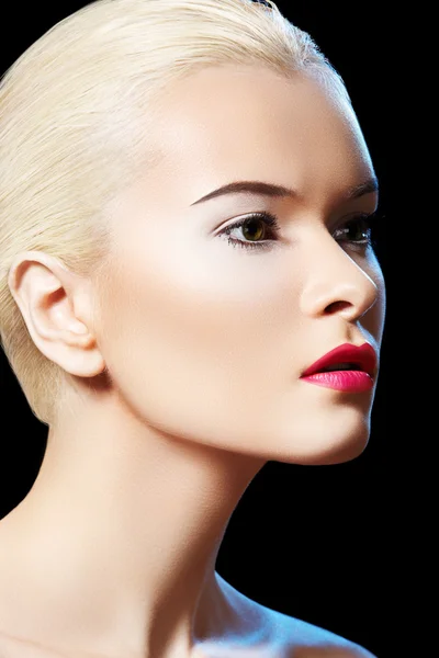 Retrato de moda de modelo de mujer glamour con maquillaje de labios de noche brillantes — Foto de Stock
