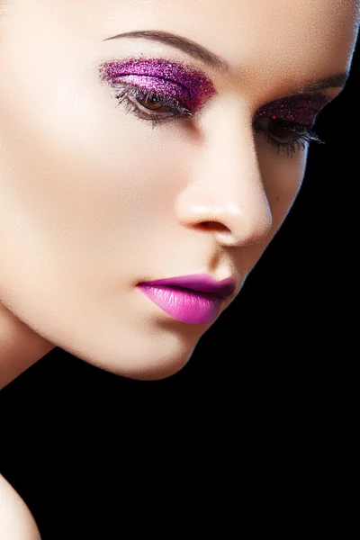Modieuze close-up portret van glamour vrouw model met glitters — Stockfoto