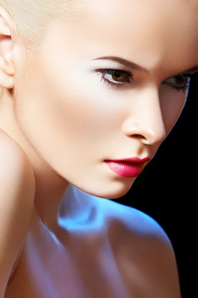Модный портрет гламурной женщины-модели с ярким вечерним макияжем — стоковое фото