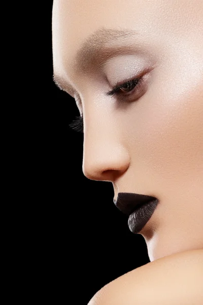 Modèle femme avec coiffure léchée à la mode, maquillage & lèvres noires — Photo