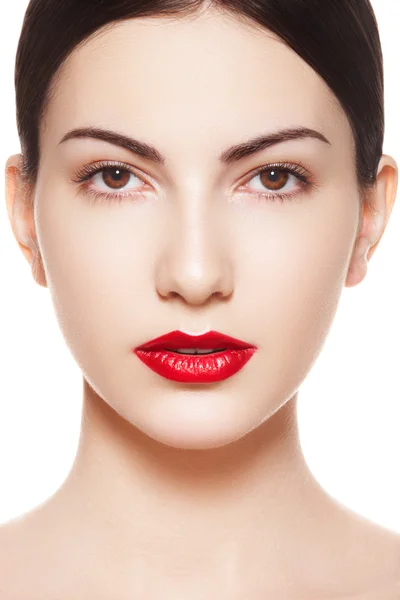 Nahaufnahme Porträt eines sexy kaukasischen jungen Models mit glamourösen roten Lippen — Stockfoto