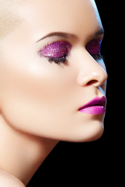 Modieuze close-up portret van glamour vrouw model met winter glitter — Stockfoto