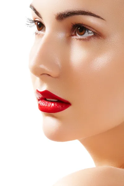 Retrato de close-up de mulher bonita. Cara de pureza com lábios vermelhos brilhantes — Fotografia de Stock