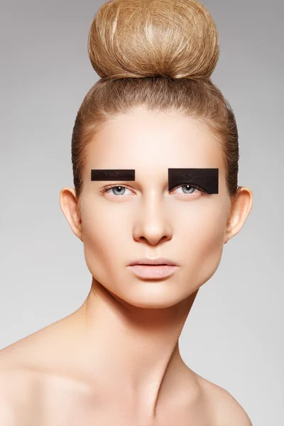 Μόδα γυναίκα μοντέλο με δημιουργική μακιγιάζ, το χτένισμα κουλούρι με μεγάλο σινιόν — Φωτογραφία Αρχείου