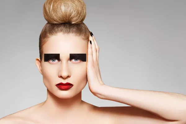 Mooie vrouw model met chignon op haar hoofd, mode podium eyeshadows — Stockfoto