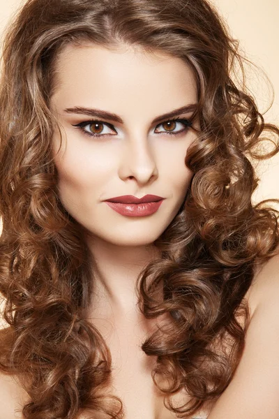 Bellissimo viso di giovane donna con pelle pulita, luminoso stile retrò make-up — Foto Stock
