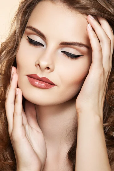 Vacker modell med ljusa retro make-up. sexiga pin-up-modell. mild kvinna — Stockfoto