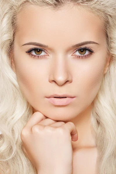 Model gezicht met naturel dagelijkse spa make-up en lang blond haar verleidelijke — Stockfoto