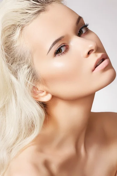 Atractiva cara modelo con maquillaje de spa diario natural y cabello largo y rubio —  Fotos de Stock