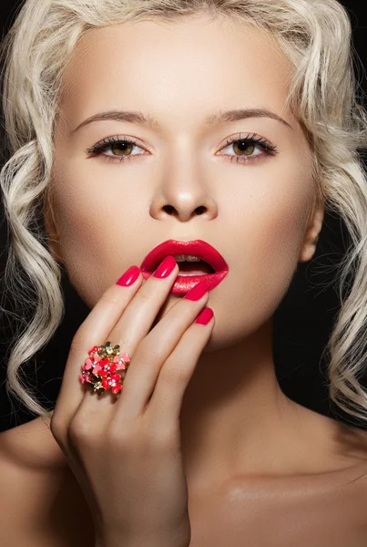 Kosmetika, accessoarer och romantisk retro stil. sexig vacker blondin — Stockfoto