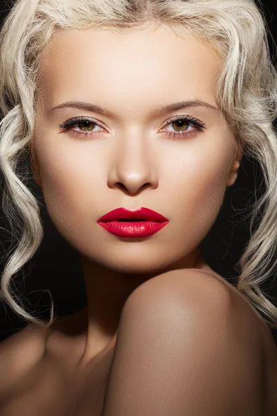 Elegancia elegante hermosa mujer con labios brillantes sexy maquillaje, piel limpia —  Fotos de Stock