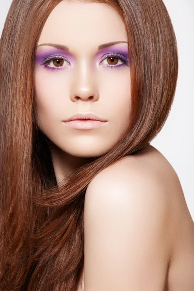 Ευεξία & spa. Το όμορφο μοντέλο με λαμπερό και υγιές καστανά μαλλιά — Φωτογραφία Αρχείου