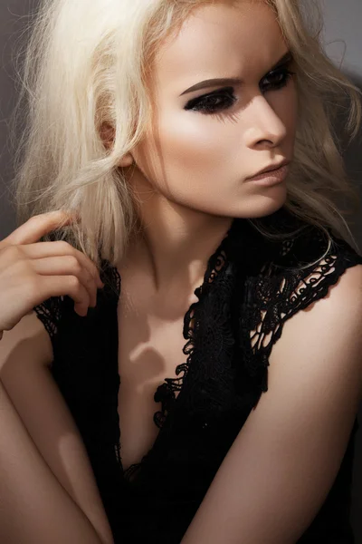 Lyxiga & chic skönhet. Sexig vacker blond kvinna modell i svart klänning — Stockfoto