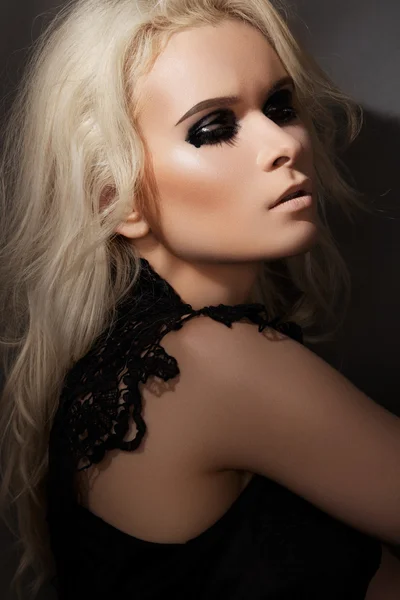 Modelo mulher loira bonita em vestido preto renda chique — Fotografia de Stock