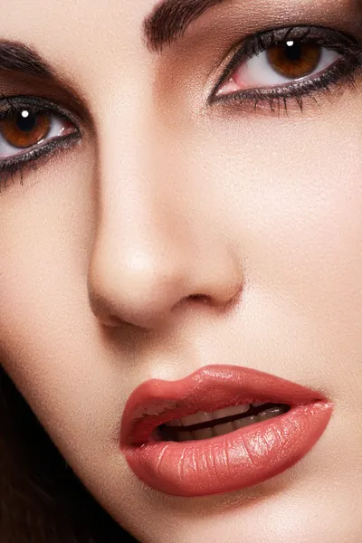 官能的なアラビア語の女性モデルのクローズ アップの肖像画。美しいきれいな肌 — Stockfoto