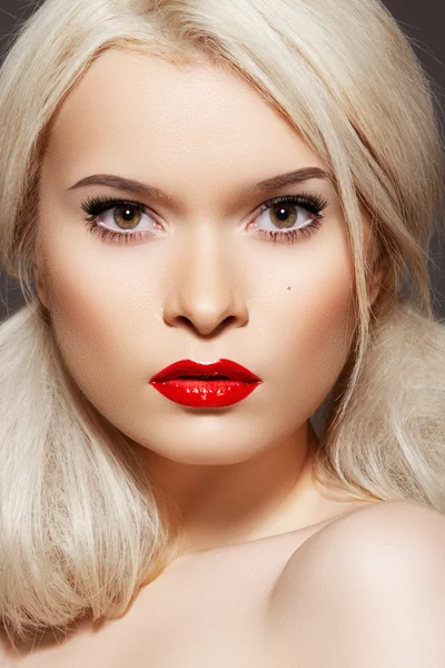 В стиле куклы. Чувственная женщина модель с модой ярко-красные губы макияж — стоковое фото