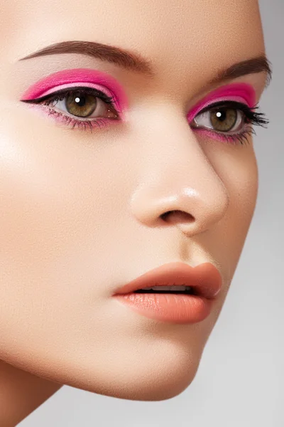 Close-up ritratto di sexy caucasico giovane donna modello — Foto Stock