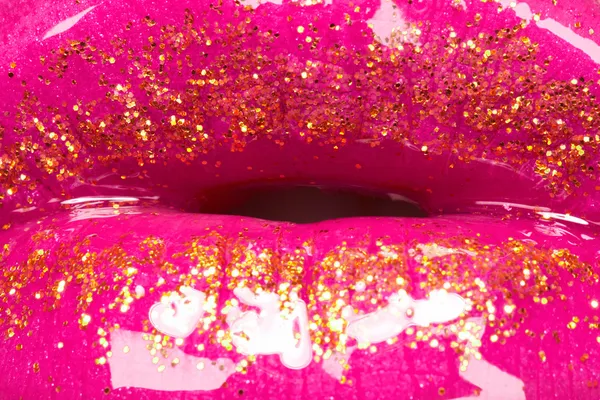 Glamour moda labios de color rosa brillante maquillaje brillo con brillo de oro. Macro —  Fotos de Stock