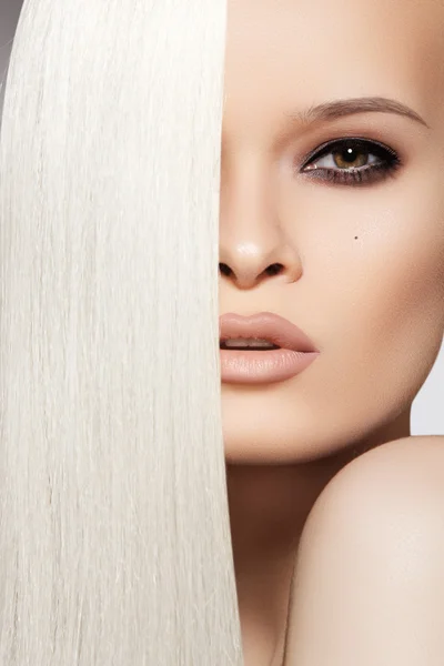 Smyslná žena model s lesklé rovné dlouhé blond vlasy — Stock fotografie