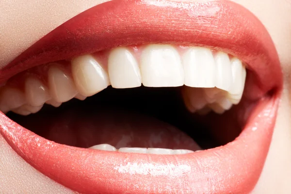 Close-up šťastné ženy úsměv s zdravé zuby bílé, světlé lesklé rty — Stock fotografie