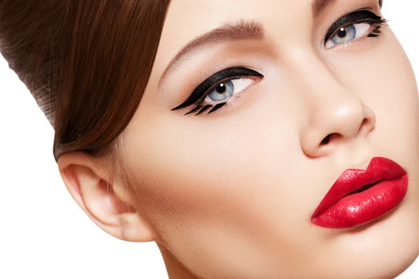 Närbild porträtt av sexiga kaukasiska ung kvinna modell med glamour röda läppar — Stockfoto